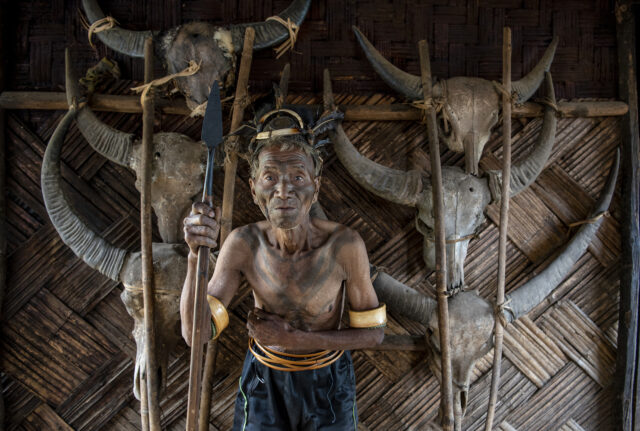 mengenang-tradisi-tato-suku-pemburu-kepala-manusia-yang-tersisa-di-india