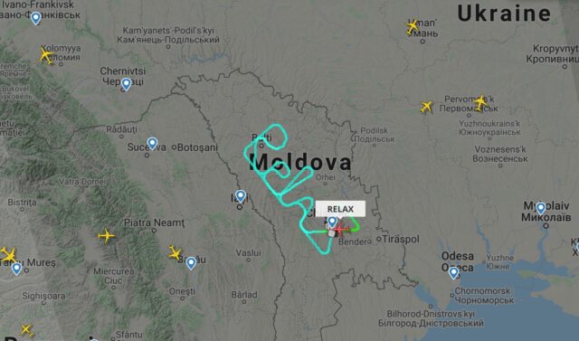 seorang-pilot-sengaja-terbang-di-perbatasan-ukraina-membentuk-jejak-kata-‘relax’