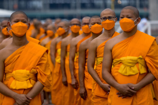 para-biksu-di-thailand-punya-problem-serius:-kerap-tersandung-korupsi-dan-narkoba