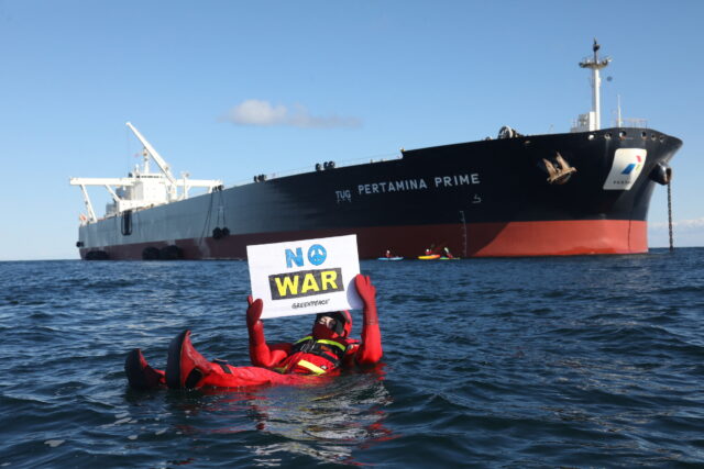 hendak-angkut-minyak-rusia,-tanker-pertamina-sempat-diblokir-aktivis-greenpeace