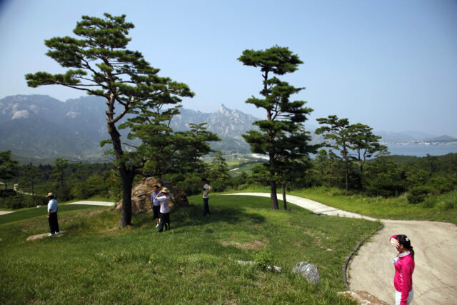 korea-utara-menggusur-lapangan-golf-di-negara-mereka-yang-dipunyai-korea-selatan