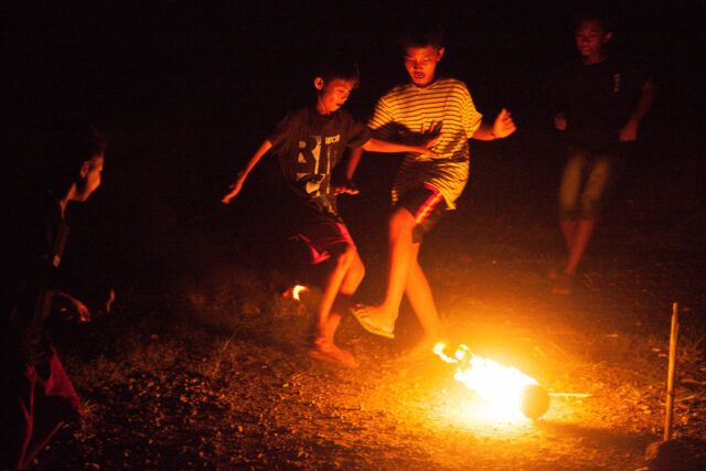olahraga-orang-orang-sakti-di-tanah-air:-menengok-tradisi-permainan-sepakbola-api