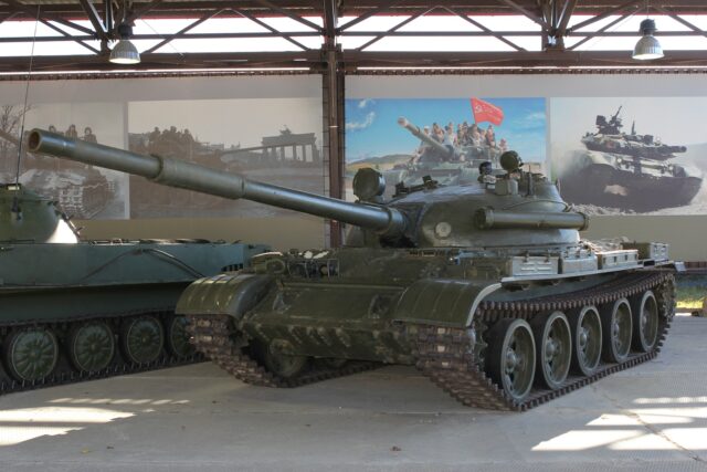 invasi-ke-ukraina-molor-dari-target,-rusia-terpaksa-kerahkan-tank-uzur-dari-barak