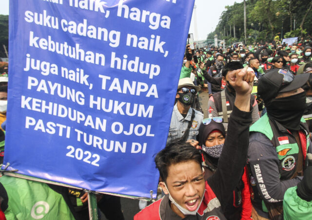 sisi-gelap-pekerja-gig-economy-indonesia:-disebut-‘mitra’-tapi-tak-ada-payung-hukumnya