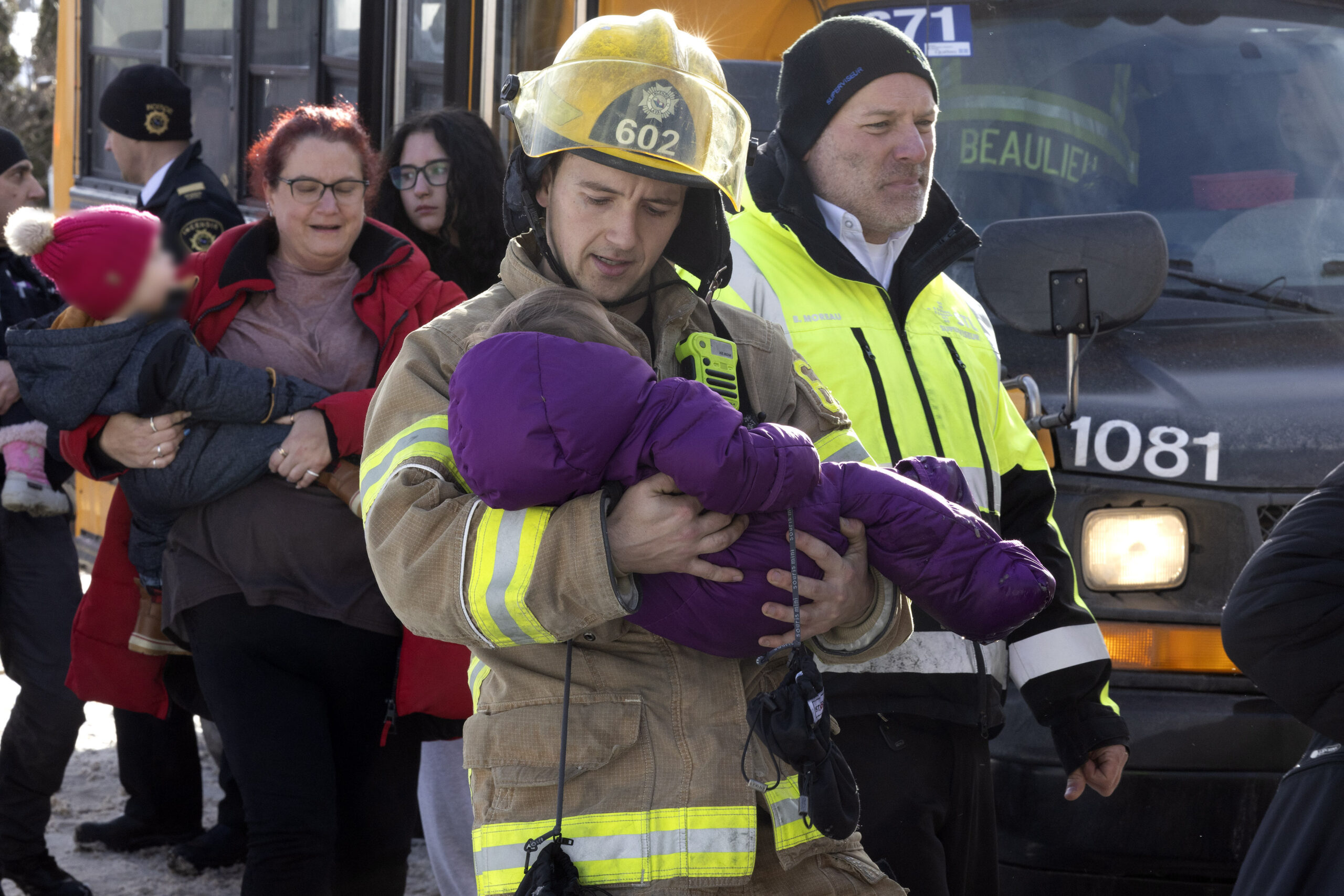 pengendara-bus-sengaja-tabrak-bangunan-daycare-di-kanada,-dua-bayi-tewas
